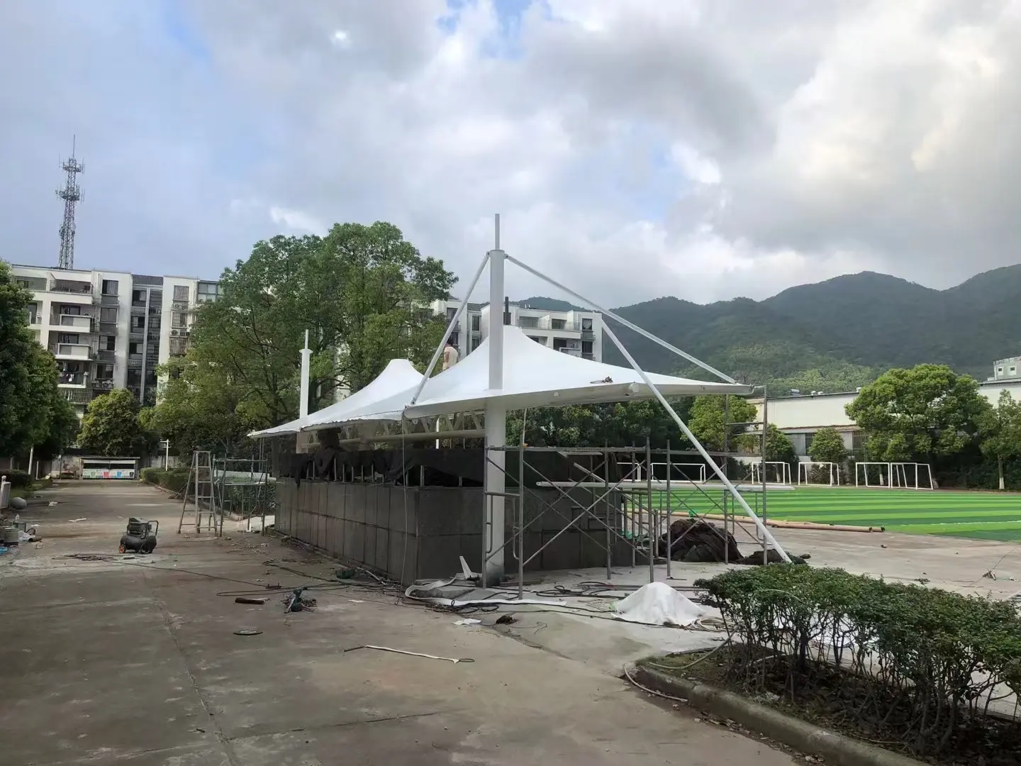 2026年贵州安顺停车棚球场棚改造纪实:老旧雨棚换新,运维压力怎么降